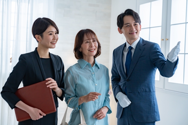モデルハウスを見学する女性