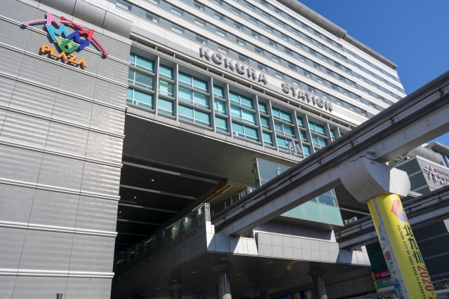 小倉駅と線路の画像
